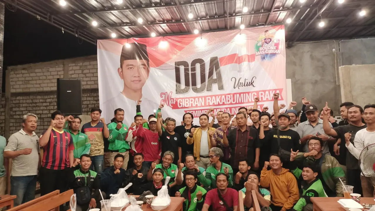 Dukungan kepada Wali Kota Solo Gibran Rakabuming Raka untuk maju sebagai Capres atau Cawapres datang dari ratusan pemuda asal Kabupaten Tuban, Jawa Timur. (Liputan6.com/Ahmad Adirin)