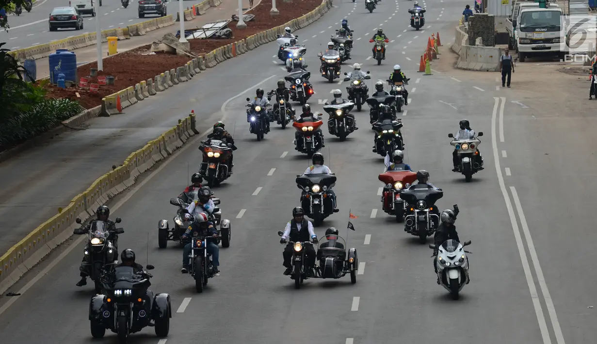 Komunitas motor melakukan konvoi dalam kegiatan Millennial Road Safety Festival di Jalan Sudirman, Jakarta, Sabtu (16/3). Kegiatan itu bentuk kampanye keselamatan berlalu lintas pada anak-anak  muda dengan cara mengemudi tertib. (merdeka.com/Imam Buhori)