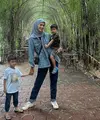 Paula kini mantap berhijab, ia pun tetap tampil stylish dan nyaman dengan hijabnya saat mengasuh kedua anaknya. Misalnya saja, ia tampil dengan kerudung abu-abu dipadukan atasan kemeja denim dan celana panjang denimnya. Sambil mengenakan sneakers putih dan slingbag hitamnya. [@paula_verhoeven]