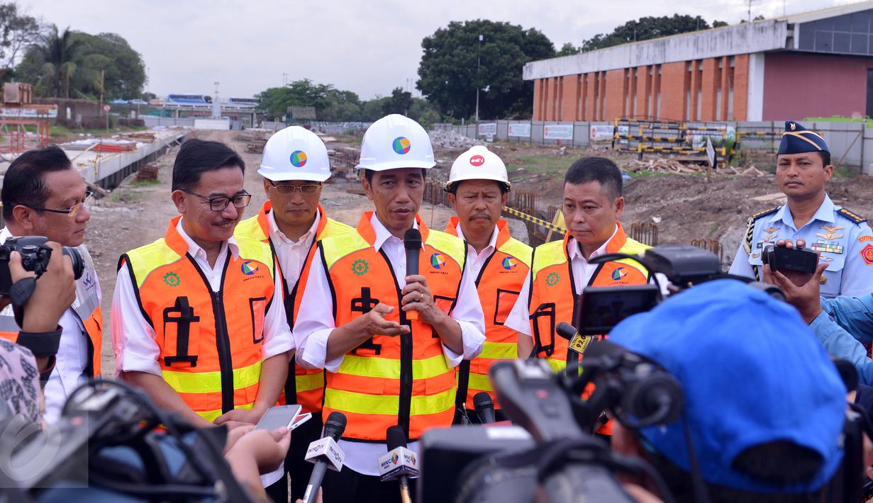 Presiden Joko Widodo (tengah) dan Menteri Perhubungan Ignasius Jonan (kanan) beserta pejabat terkait lainnya saat melakukan keterangan pers di kawasan Soekarno Hatta, Tangerang, Banten, (14/12). (Laly Rachev/ Setpres)