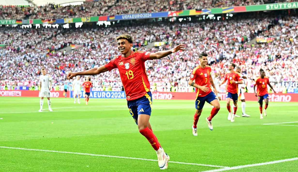 Lamine Yamal menempati peringkat pertama dalam daftar lima pemain muda yang tampil bersinar di Euro 2024. Gelandang berusia 16 tahun tersebut bermain dalam lima laga bersama Spanyol, empat di antaranya sebagai starter. Dalam 328 menit penampilannya tersebut, penggawa Barcelona ini mencetak tiga assist  dan mencatatkan 14 umpan kunci bagi rekan-rekannya. (AFP/Tobias Schwarz)
