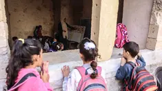 Anak-anak Palestina menghadiri kelas di sekolah bersejarah "Al-Kamaliya al-Othmanya" di Kota Tua Gaza yang menjadi bagian dari inisiatif sukarelawan yang diorganisir oleh para guru pengungsi, di Kota Gaza pada 2 November 2025. Badan Perserikatan Bangsa Bangsa (PBB) untuk Pengungsi Palestina (UNRWA) mengumumkan minggu ini, setelah dimulainya gencatan senjata antara Israel dan Hamas berlaku di Gaza, mereka membuka kembali beberapa sekolah di wilayah tersebut. (Omar AL-QATTAA/AFP)