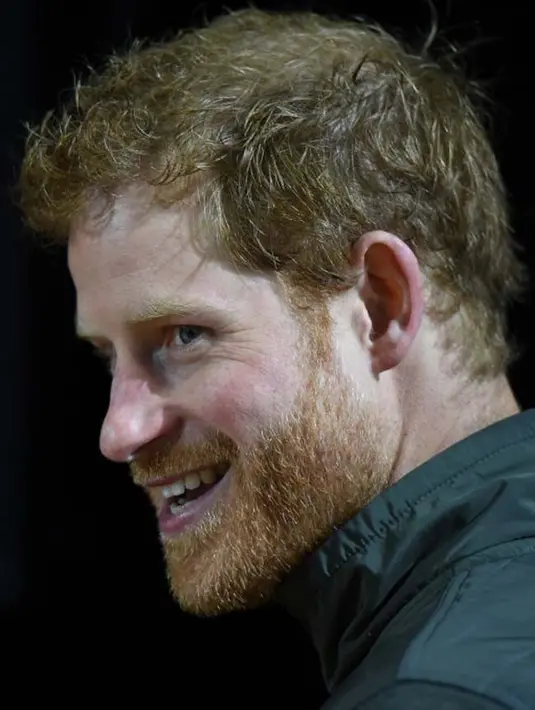 Tampilan pertama Pangeran Harry dan Meghan Markle di Invictus Games menunjukan kemesraan di antara keduanya. Mereka tidak segan memperlihatkan keharmonisannya meski belum resmi menikah. (AFP)
