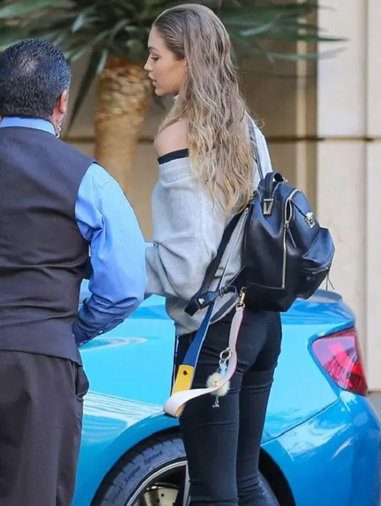 Saat itu Gigi mengenakan paduan skinny jeans hitams, sweater abu-abu dan bootsnya, sedangkan Zayn terlihat tampan dengan jaket jeans abu-abu yang dipadukan dengan T-shirt hitam, skinny jeans dan topi. (doc.dailymail.com)