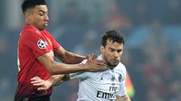 Gelandang Manchester United, Jesse Lingard berebut bola dengan bek Paris Saint-Germain, Juan Bernat pada leg pertama 16 besar Liga Champions di Stadion Old Trafford, Selasa (12/2). Manchester United berhasil dikandaskan PSG, 0-2. (Paul ELLIS / AFP)