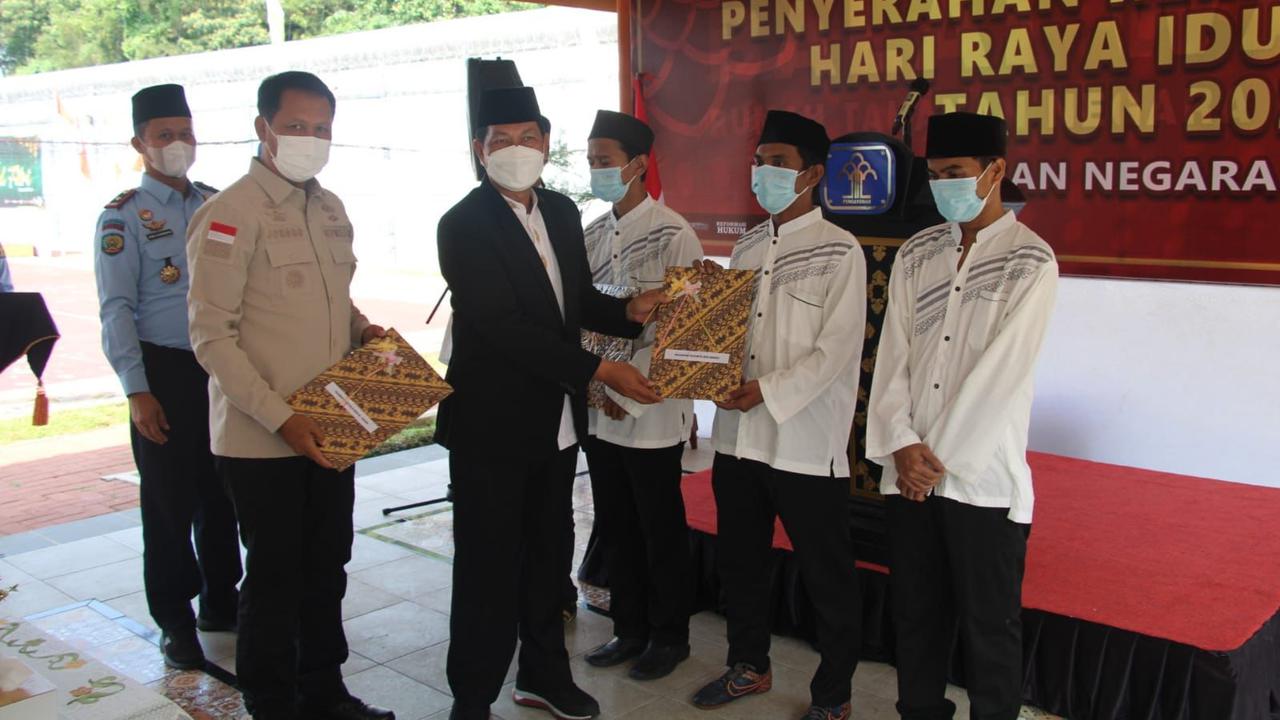 Sejumlah narapidana Rutan Kelas 1 Depok menerima remisi hari raya Idul Fitri.