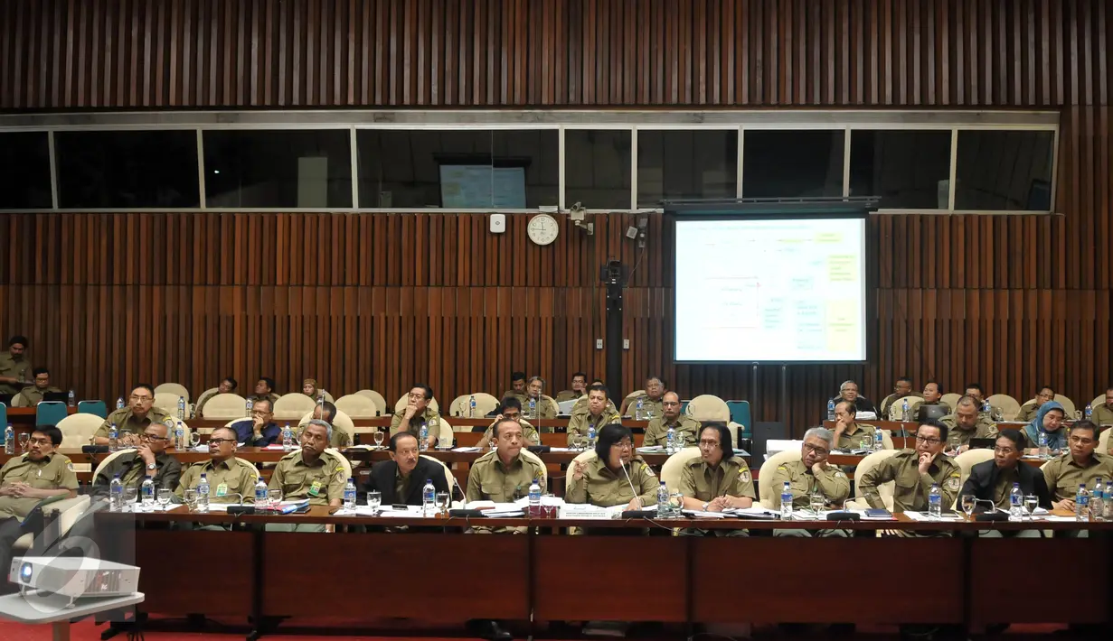 Suasana Rapat Kerja dengan Komisi IV DPR RI, di Kompleks Parlemen, Senayan, Jakarta, (18/4). Rapat tersebut Menteri LHK meminta Proyek Reklamasi pantai utara Jakarta, kabupaten Tangerang dan Bekasi untuk di berhentikan. (Liputan6.com/JohanTallo)  