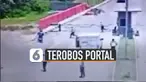 Seorang pemotor terekam CCTV berusaha melewati jalan yang ditutup portal oleh polisi.