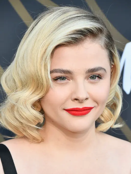 Ekspresi Chloe Grace Moretz saat menghadiri Variety Power of Young Hollywood  2017 di TAO Hollywood di Los Angeles, California (8/8). Eks pacar Brooklyn Beckham ini tampil cantik dengan gaun hitam. (Frazer Harrison/Getty Images/AFP)
