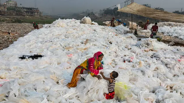 Tak hanya di Indonesia, penumpukan sampah plastik juga terjadi di beberapa negara di dunia.