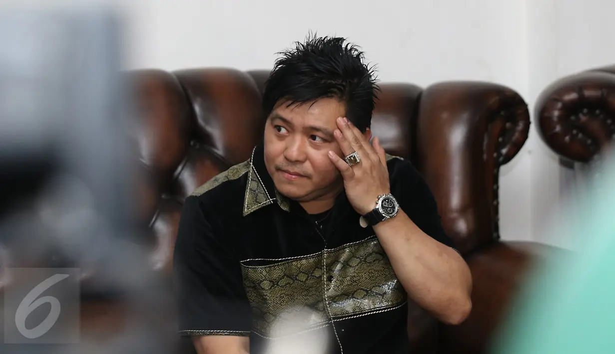 Steven Rumangkang menggelar konferensi pers di kawasan Cilandak, Jakarta, Kamis (3/12). Di hadapan wartawan, Steven menumpahkan kekesalan dan rasa kecewanya terhadap foto mesra Angel Karamoy dan Pasha Ungu yang beredar. (Liputan6.com/Herman Zakharia)