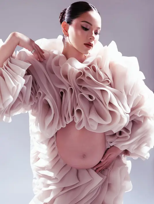 Dirias MUA Bennu Sorumba, Alyssa Daguise tampil dengan full makeup yang glowing dan flawless. Sorot matanya dibuat tajam dengan eyeshadow rose gold dan winged liner, ditutup dengan lipstik cokelat gelap [@alyssadaguise]