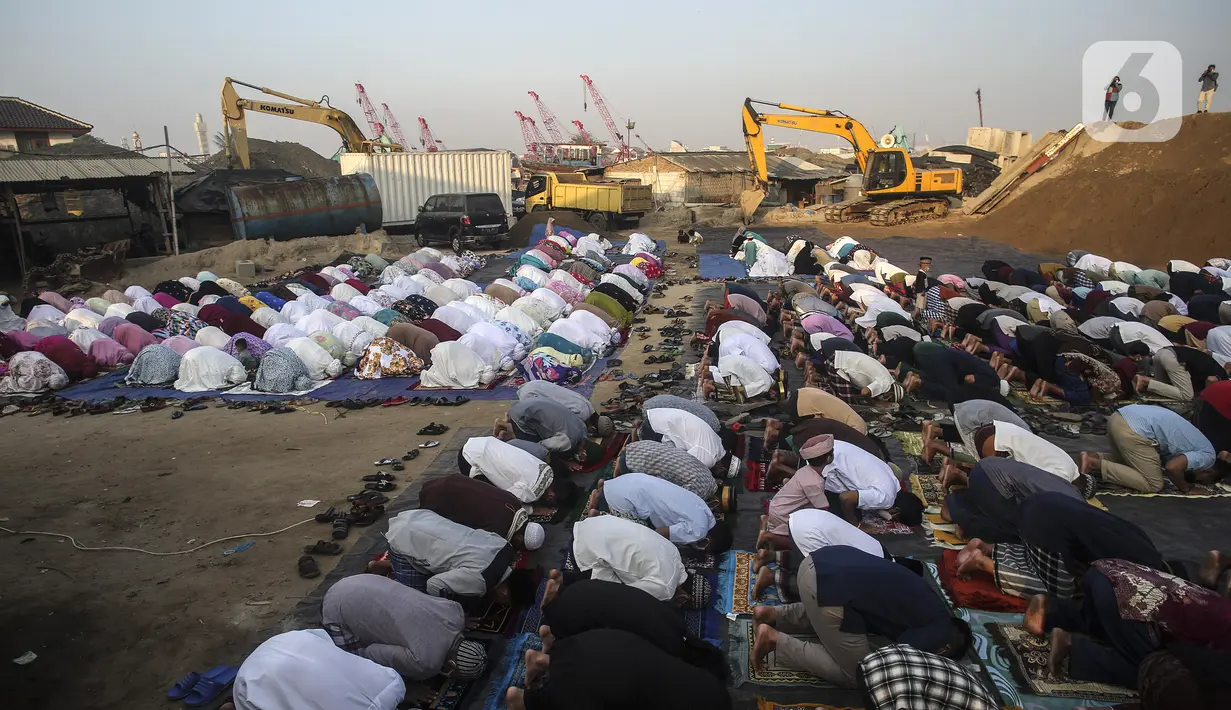 Umat muslim melaksanakan salat Idul Adha 1442 H berjemaah di Kali Baru, Cilincing, Jakarta, Selasa (20/7/2021). Salak tetap dilaksanakan saat pemberlakuan pembatasan kegiatan masyarakat (PPKM) Darurat untuk mencegah penularan COVID-19. (Liputan6.com/Johan Tallo)