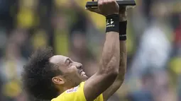 Penyerang Borussia Dortmund, Pierre-Emerick Aubameyang memegang trofi top scorer Bundesliga usai timnya melawan Werder Bremen di  Dortmund, (20/5/2017). Aubameyang mencetak 31 gol - 62 poin (Bernd Thissen/dpa via AP)