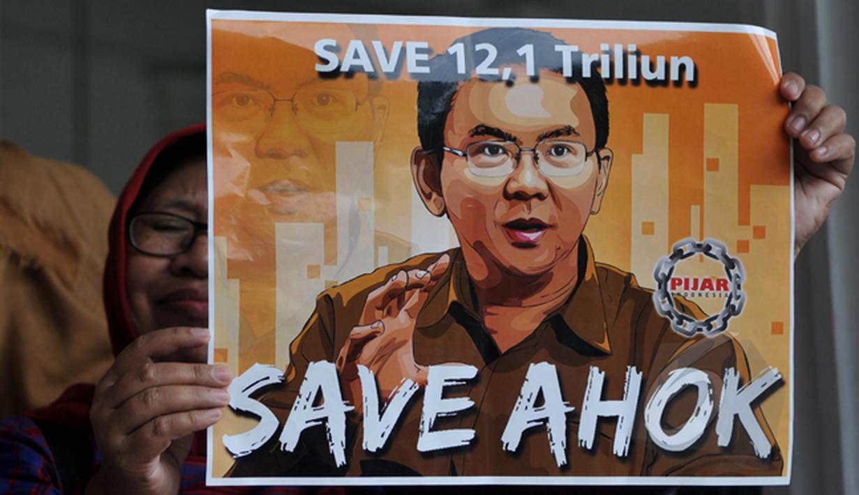 Massa dari Pijar Indonesia membentangkan poster saat aksi save Ahok di teras Balaikota Jakarta, Selasa (3/3/2015). Mereka mendukung Ahok untuk membongkar dan menyeret ke meja hijau mafia anggaran di DPRD DKI Jakarta. (Liputan6.com/Johan Tallo)