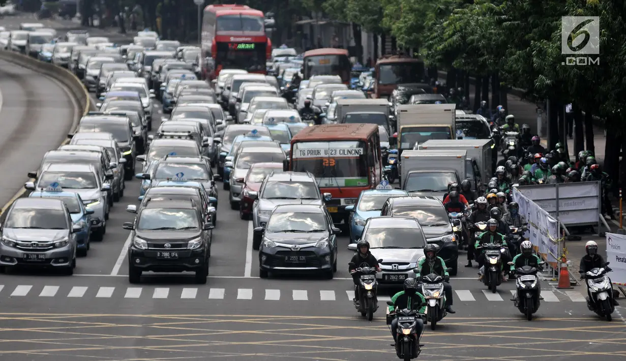 Pengendara sepeda motor melintas di Jalan MH Thamrin, Jakarta, Senin (2/7). Dewan Transportasi Kota Jakarta (DTKJ) sedang mempelajari kajian pembatasan kendaraan roda dua atau sepeda motor dengan sistem ganjil-genap. (Merdeka.com/ Iqbal S. Nugroho)