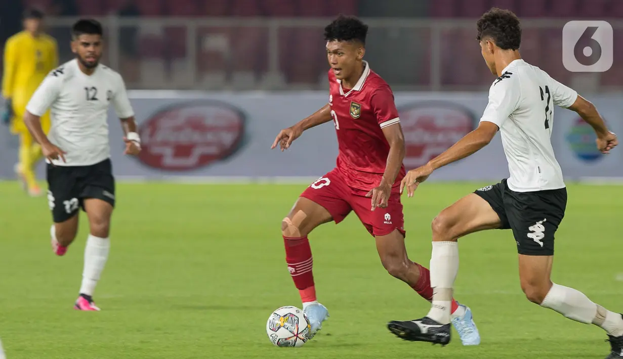 Pemain tengah timnas Indonesia U-20, Ginanjar Wahyu Ramadhani (ketiga kiri) mendapat kawalan ketat pesepakbola Fiji pada laga International Friendly Match di Stadion Utama Gelora Bung Karno, Jumat (17/2/2023). Laga kedua tim berlangsung keras, wasit Thoriq M Alkatiri sampai mengeluarkan empat kartu merah dari sakunya, tiga diantaranya untuk pesepakbola Fiji. (Liputan6.com/Faizal Fanani)