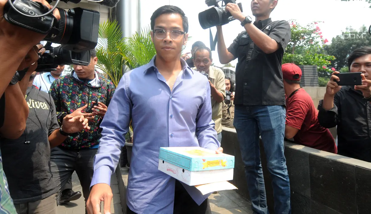 Putra terpidana kasus korupsi e-KTP Setya Novanto, Rheza Herwindo usai menjalani pemeriksaan oleh penyidik di Gedung KPK, Jakarta, Kamis (29/8/2019). Rheza Herwindo diperiksa sebagai saksi terkait kasus dugaan korupsi pengadaan e-KTP berbasis NIK Secara Nasional. (merdeka.com/Dwi Narwoko)