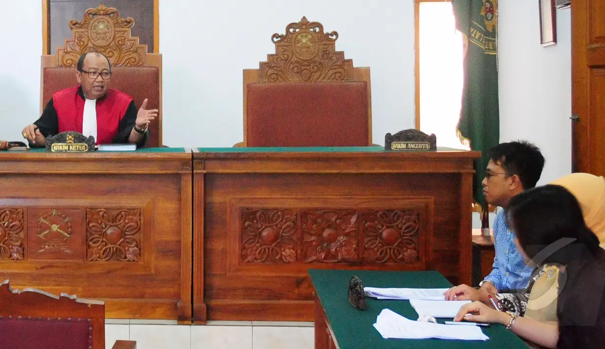 Hakim mempersilahkan kuasa hukum KPK memberikan tanggapan di praperadilan Suroso Atmo Martoyo di Pengadilan Negeri (PN) Jakarta Selatan, Senin (6/4/2015). (Liputan6.com/Yoppy Renato)
