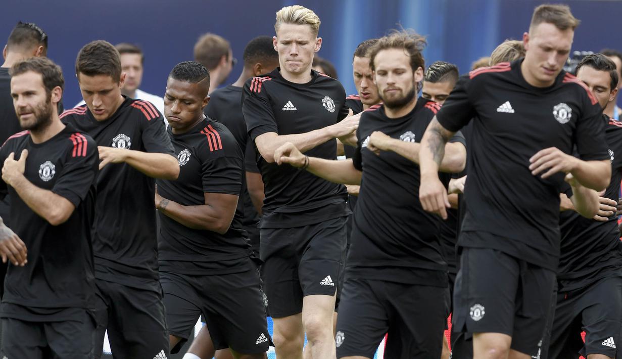 Para pemain Manchester United mengikuti sesi latihan jelang laga Piala Super Eropa di Stadion Philip II, Skpje, Senin (7/8/2017). Manchester United akan bertanding melawan Real Madrid. (AFP/Dimitar Dilkoff)