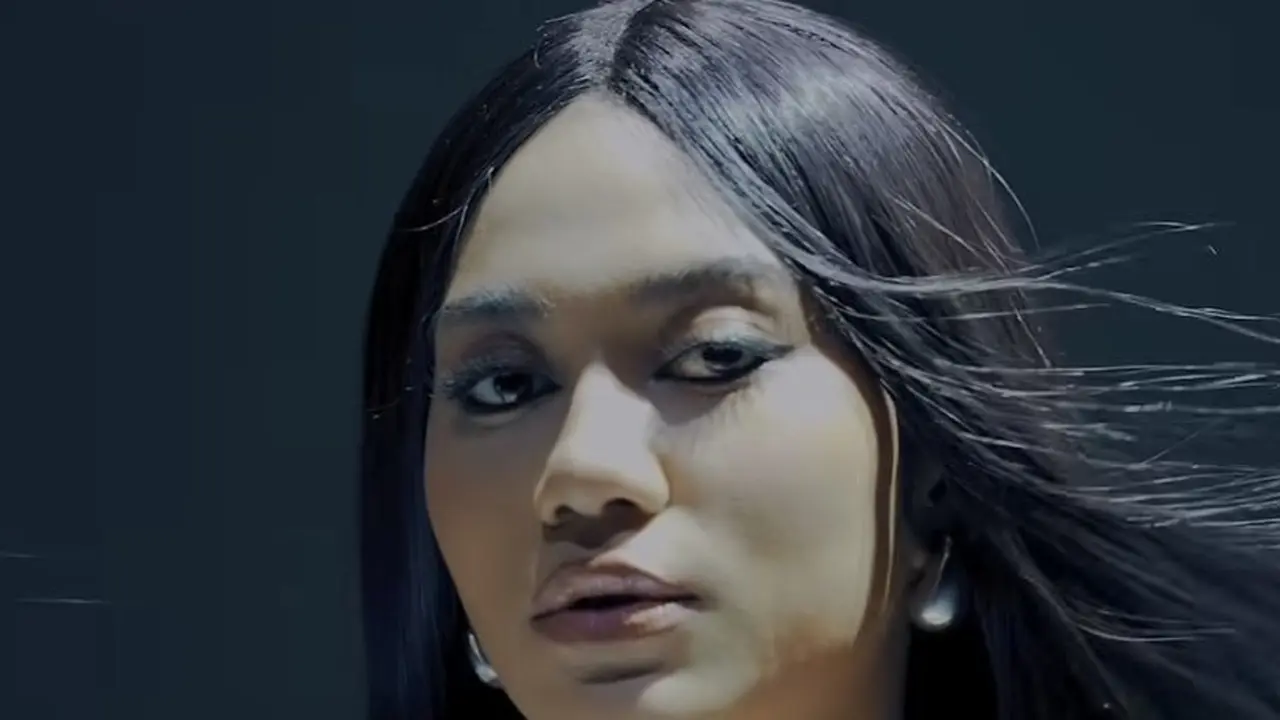 Tampilan Berbeda Azizah Salsha Jadi Bintang Iklan Parfum Milik Rachel Vennya