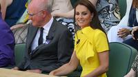 Kate Middleton menghadiri kejuaraan tenis wanita Wimbledon, Sabtu, 9 Juli 2022. (dok. Daniel LEAL / AFP)