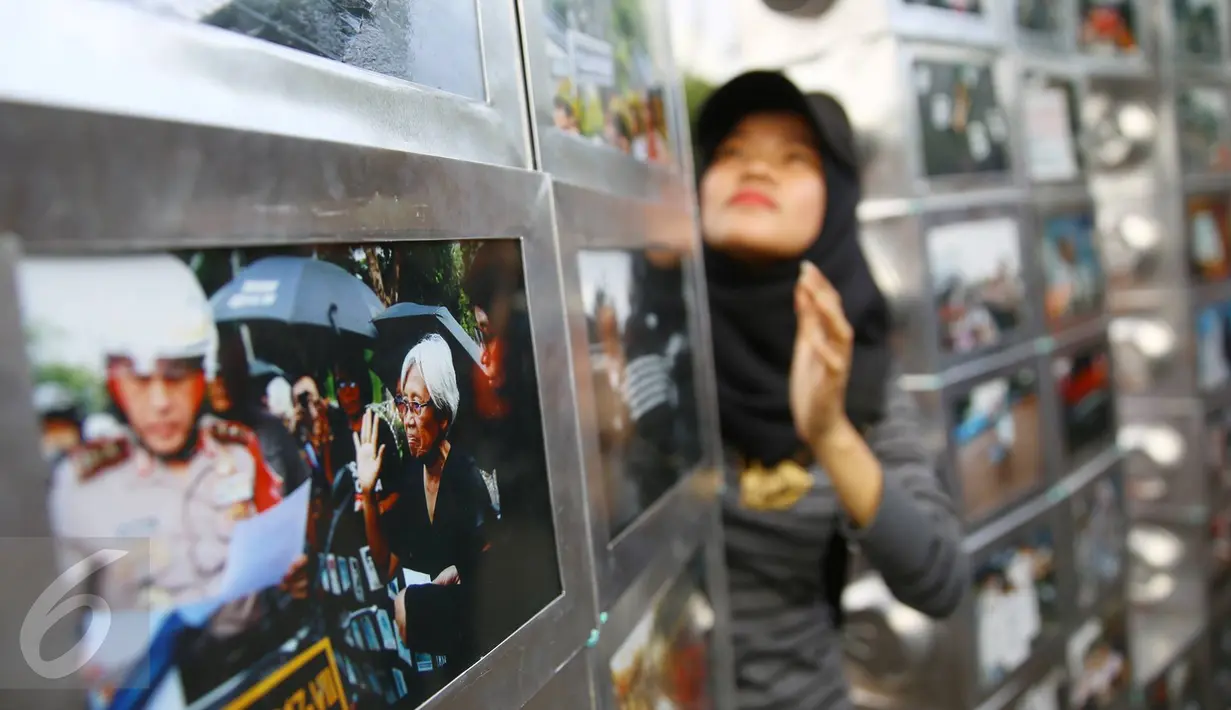 Sejumlah foto dipajang saat Jaringan Solidaritas Korban untuk Keadilan (JSKK) melakukan Aksi Kamisan ke-477 di depan Istana Negara, Jakarta, Kamis (19/1). (Liputan6.com/ Immanuel Antonius)
