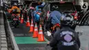 Pengendara motor melintasi jalur khusus sepeda di Jalan Fatmawati Raya, Jakarta Selatan, Rabu (30/10/2019). Anggaran pembangunan jalur sepeda semula Rp 4,4 miliar lalu ada penambahan dana Rp 69,2 miliar hingga total anggarannya menjadi Rp 73,7 miliar. (Liputan6.com/Faizal Fanani)