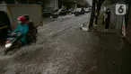 Kendaraan melintasi genangan air di Jalan Gatot Subroto, Jakarta, Kamis (18/2/2021). Hujan deras yang mengguyur wilayah Jakarta menyebabkan terjadinya genangan di beberapa ruas jalan, meski begitu sejauh ini kendaraan masih dapat melintas. (Liputan6.com/Faizal Fanani)
