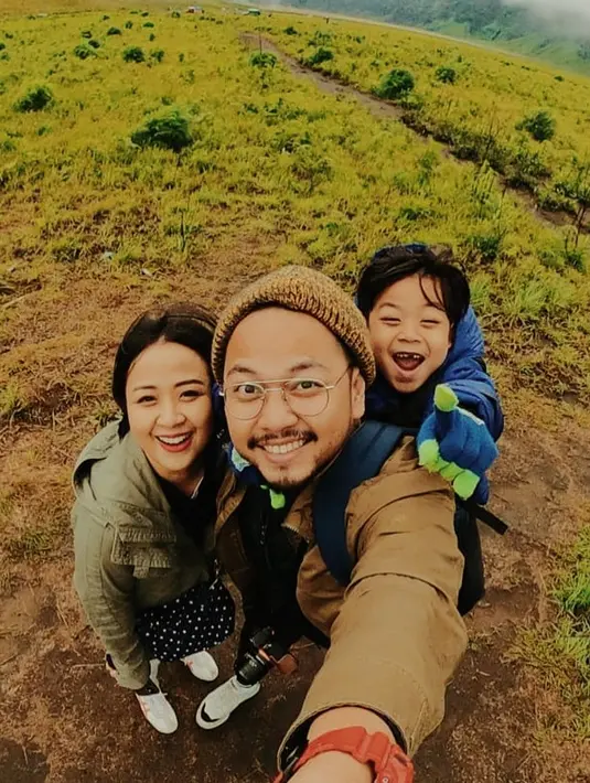 Sampai saat ini Astrid yang sudah berusia 38 tahun. Masih banyak penggemar, ia pun sampai manggung di luar pulau Jawa, seperti Sulawesi. Namun dalam kesibukannya, ia pun tetap memiliki waktu untuk keluarga. (Liputan6.com/IG/@astridbasjar)