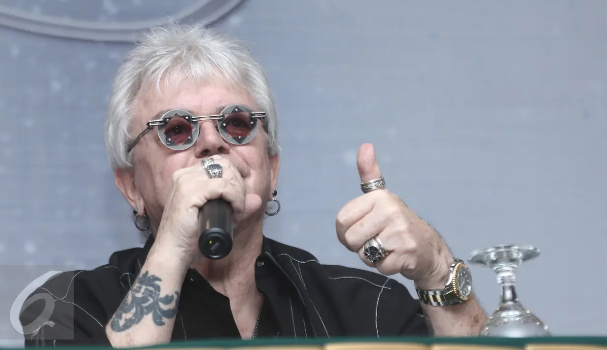 Personel Air Supply Russell Hitchcock saat jumpa pers di kawasan Sudirman, Jakarta, Rabu (1/3). Air Supply menggelar konser yang di beri nama 40 th Anniversary - "Celebration of love" pada 3/3/2017 di Kota Kasablanka. (Liputan6.com/Herman Zakharia)
