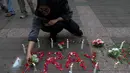 Hal ini sekaligus menjadi pengingat agar peristiwa serupa tidak terulang di masa depan. Tampak dalam foto, warga menyalakan lilin dan menabur bunga di area Stasiun Bekasi Timur, Bekasi, Jawa Barat, Kamis (30/4/2026). (Kapanlagi.com/Budy Santoso)