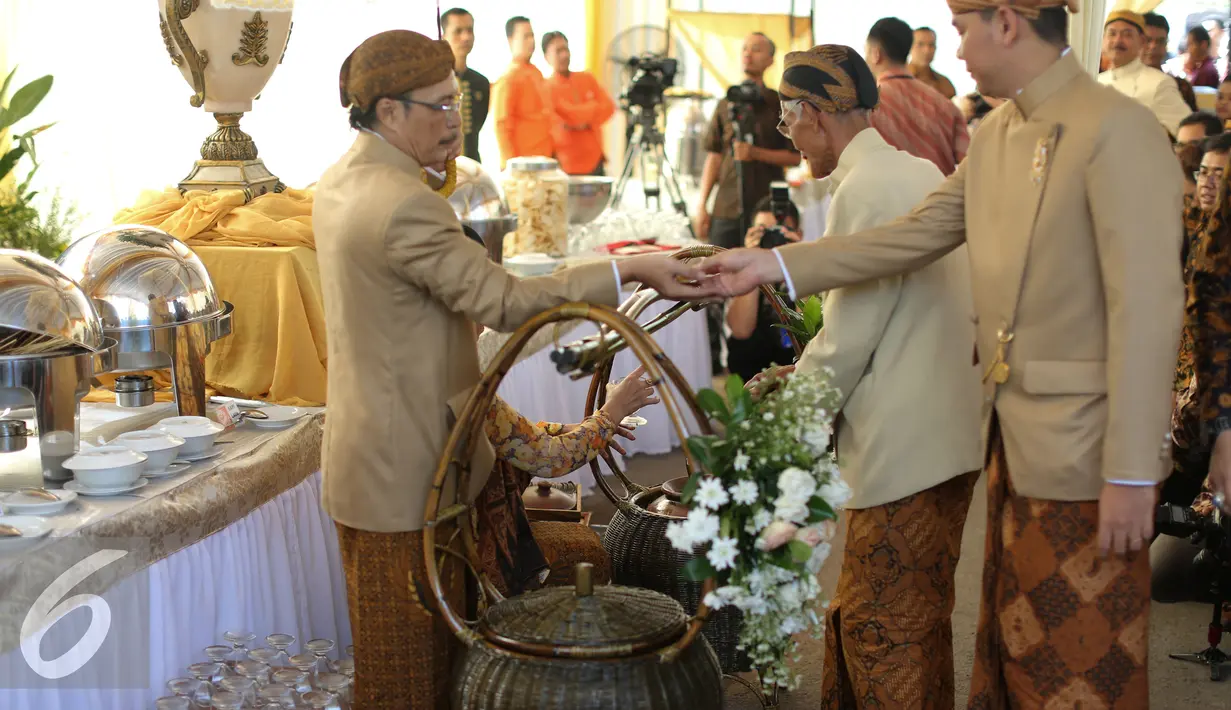 Orangtua Selvi Ananda memberikan dawet kepada tamu saat prosesi sade dawet (jual dawet) di depan rumah kontrakan mempelai wanita di Jalan Kutai Raya, Banjarsari, Solo, Jateng, Rabu (10/6/2015). (Liputan6.com/Faizal Fanani)