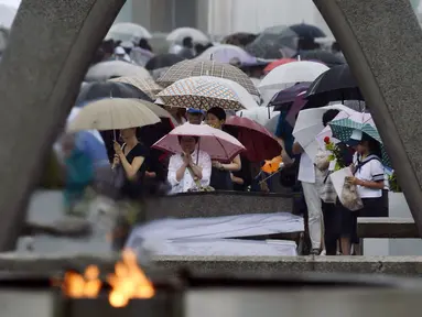 Puluhan ribu warga Jepang memperingati 69 tahun tragedi bom Hiroshima di Peace Memorial Park, Rabu (6/8/14). (REUTERS/Kyodo)