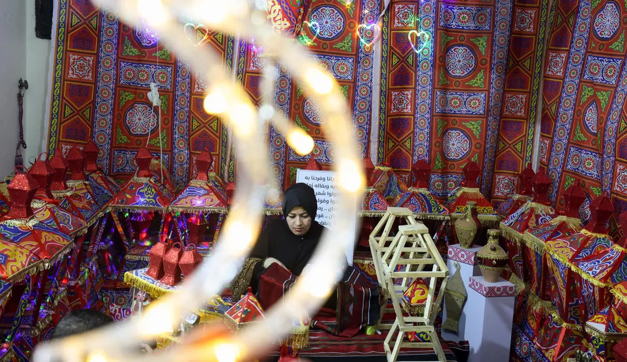 Lentera tradisional "fanous" untuk dekorasi menjelang bulan suci Ramadan ditunjukkan oleh perajin Palestina, Reham Shurab, di bengkel rumahnya di Khan Yunis di Jalur Gaza Selatan pada Senin 13 Maret 2023. Selain lentera tradisional "fanous", beberapa rumah juga ada yang menambahkan dekorasi berbentuk bulan sabit dan bintang, lambang agama Islam. (SAID KHATIB/AFP)
