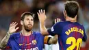 Pemain Barcelona, Sergi Roberto dan Lionel Messi dalam laga pekan pertama Liga Spanyol melawan Real Betis di Stadion Camp Nou, Minggu (20/8). Di belakang jersey mereka hanya bertuliskan ‘Barcelona’ untuk mengingat kota tercinta. (AP Photo/Manu Fernandez)