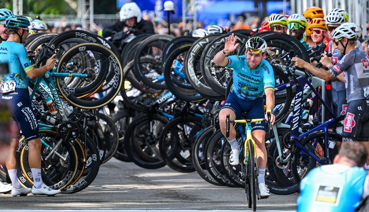 Pembalap sepeda Astana Qazaqstan, Mark Cavendish mendapatkan penghormatan dari pembalap sepeda lain dalam ajang Tour de France Criterium di Singapura pada Minggu, 10 November 2024. (AFP/Roslan Rahman)