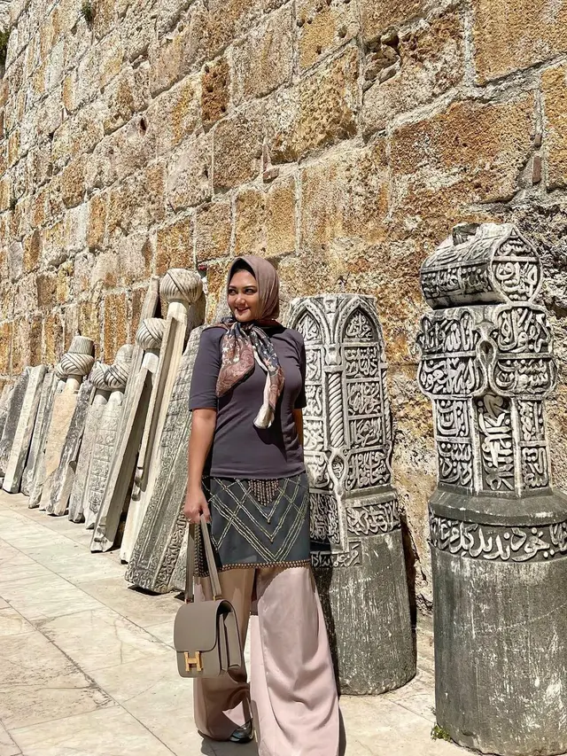 Kunjungi Makam Nabi Ayyub, Ini 7 Potret Liburan Bella Saphira di Turki