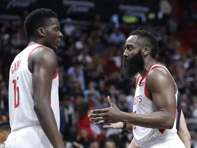 1. James Harden mencatatkan 35 poin namun gagal membawa Rockets meraih kemenangan kontra Miami Heat dalam lanjutan NBA di American Airlines Arena, Jumat (21/12/2018). Houston Rockets kalah 99-101 atas Miami Heat. (AP)