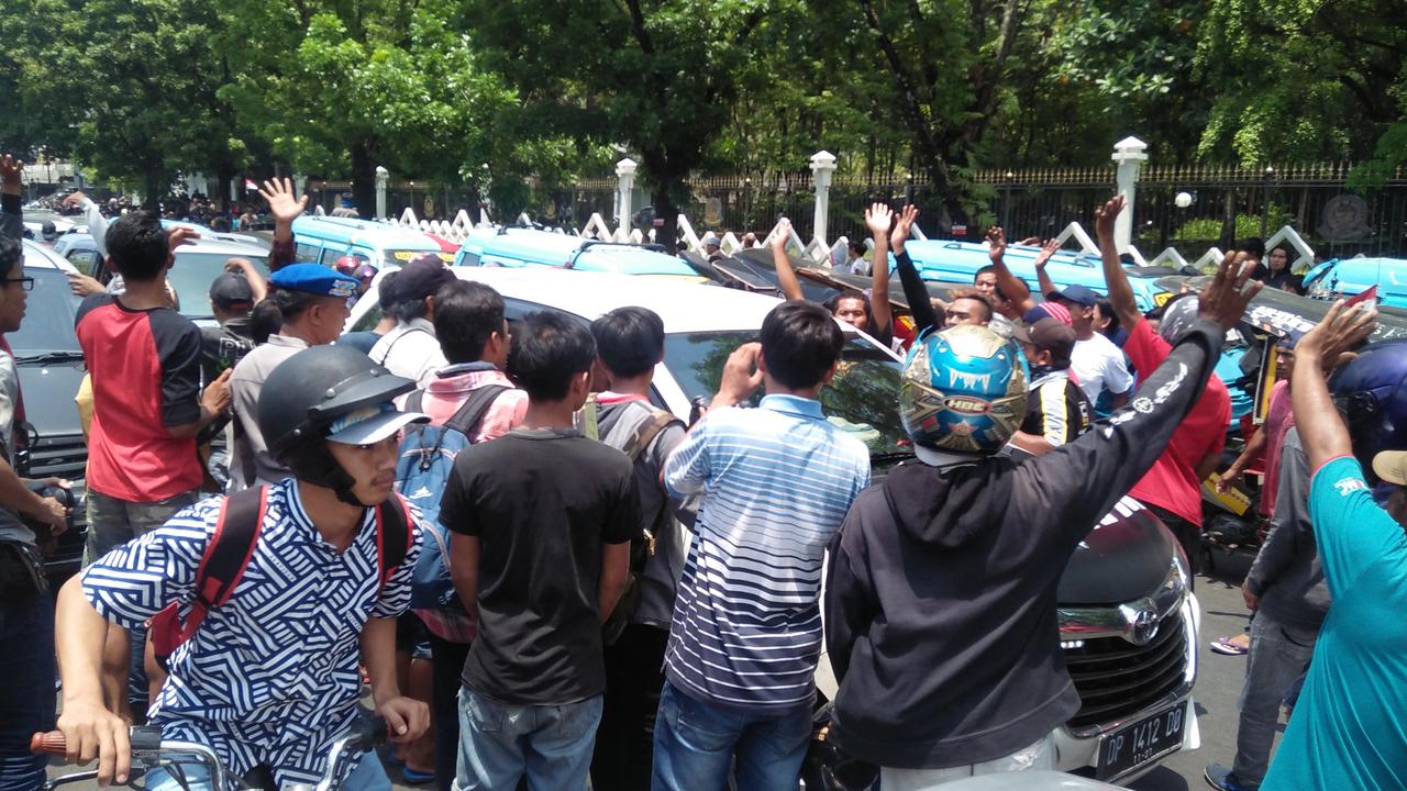 Demo Bentor dan Angkot Makassar Berujung Razia Angkutan Online