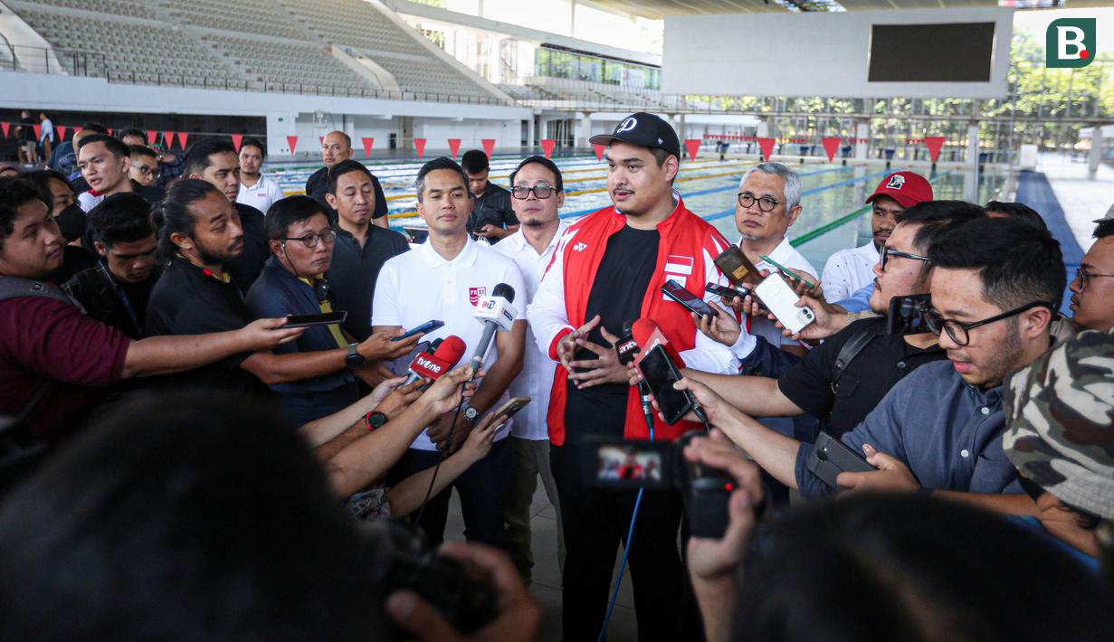 Menteri Pemuda dan Olahraga Republik Indonesia, Dito Ariotedjo memberikan keterangan kepada wartawan saat mengunjungi Pelatnas Tim Pelatih Renang Indonesia menjelang SEA Games 2023 di Stadion Akuatik GBK, Senayan, Jakarta, Rabu (05/04/2023). Indonesia akan mengikuti perhelatan olahraga terbesar Asia Tenggara tersebut pada 5 hingga 17 Mei 2023 di Kamboja. (Bola.com/Bagaskara Lazuardi)