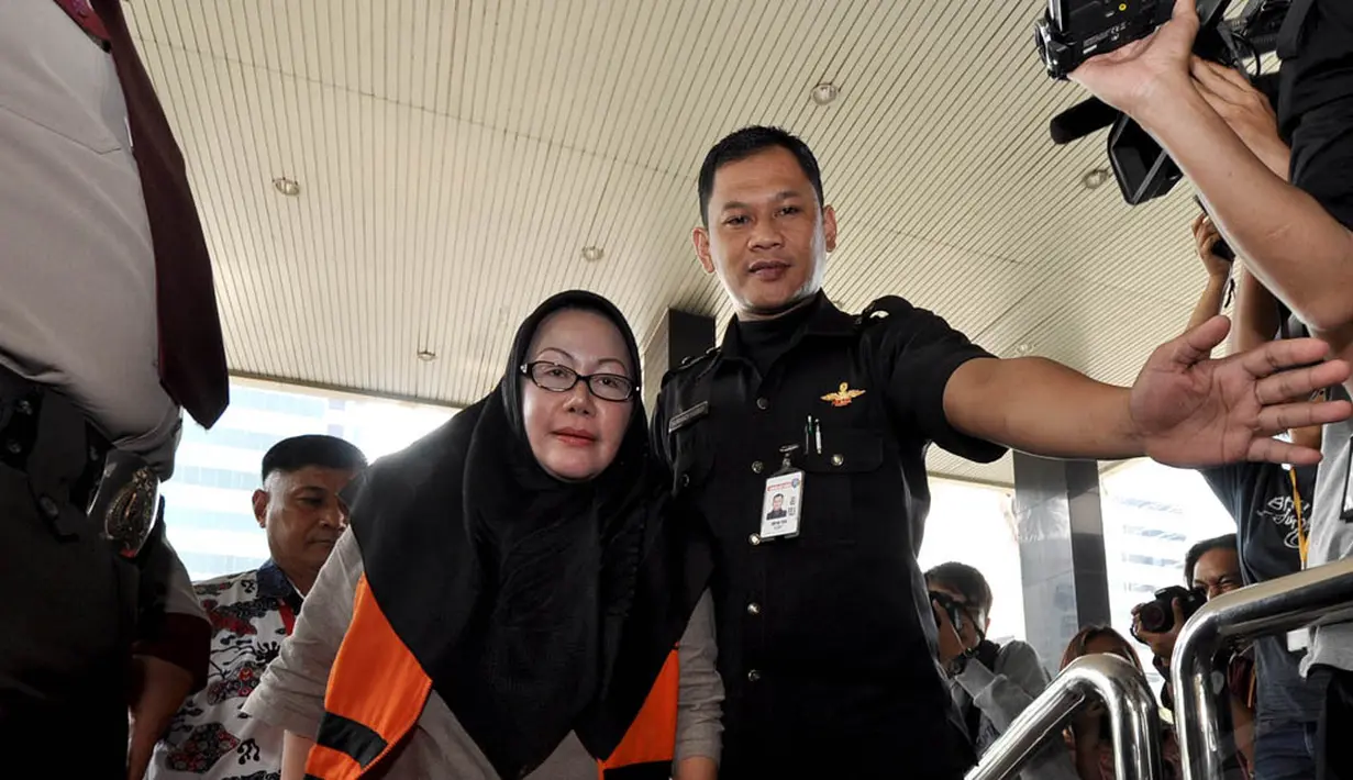 Ratu Atut Chosiyah enggan menanggapi pertanyaan awak media yang menunggunya di Gedung KPK, Jakarta, Jumat (21/11/2014). (Liputan6.com/Miftahul Hayat) 