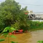 Pencarian jenazah korban tertabrak kereta api di Sungai Tipar, Kroya, Cilacap. (Foto: Liputan6.com/Basarnas)