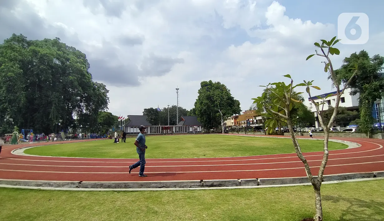 Warga berolahraga di Alun-Alun Kota Bogor, Jawa Barat, Senin (26/9/2022). Alun-Alun Kota Bogor dilengkapi dengan fasilitas olahraga sampai tempat bermain anak. (Liputan6.com/Magang/Aida Nuralifa)