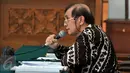 Mantan Dirjen Pajak, Hadi Purnomo bertanya pada saksi saat menjalani sidang di PN Jakarta Selatan, Rabu (4/11/2015). Sidang beragendakan Peninjauan Kembali (PK) oleh KPK terkait kasus dugaan korupsi permohonan keberatan pajak BCA. (Liputan6/Johan Tallo)