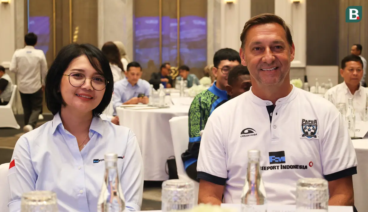 Technical Director Papua Football Academy (PFA), Wolfgang Pikal (kiri) bersama perawakilan dari  PT Freeport Indonesia dalam acara pendatanganan MoU antara SKF dan PT Freeport Indonesia di Hotel LangHam, Jakarta pada Senin (26/5/2025).