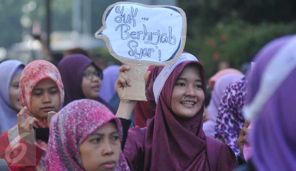 Sejumlah wanita berhijab melakukan aksi Gerakan Menutup Aurat di Kawasan Bundaran HI, Jakarta, Minggu (14/2/2016). Mereka mengajak kepada wanita muslim untuk menutup Aurat sesuai dengan syariat. (Liputan6.com/Gempur M Surya)