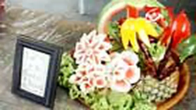 Lomba Mengukir Semangka Menjadi Hiasan