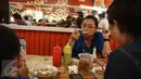 Pelanggan sedang menikmati salah satu menu di Warung Bakso Djingkrak Sunter di Jakarta, Kamis (28/4). Warung ini sempat menjadi pembicaraan di dunia maya karena pemiliknya ikut melayani para konsumen dengan pakaian seksi. (Liputan6.com/Faizal Fanani)