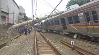Kereta rel listrik (KRL) mengalami anjlok dan menabrak tiang listrik saat melintasi antara stasiun Cilebut dan Stasiun Bogor. (Liputan6.com/Achmad Sudarno)